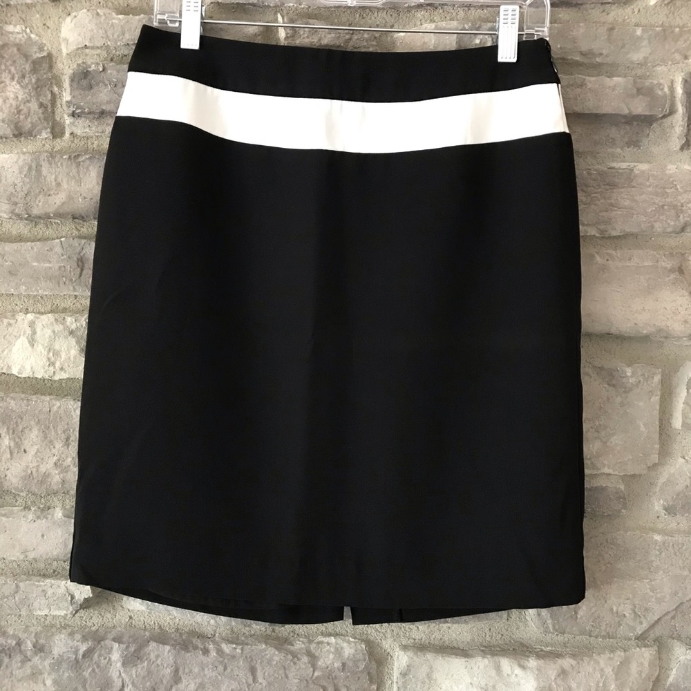 LIKE NEW Banana Republic Size 4 Black and White Pencil Skirt